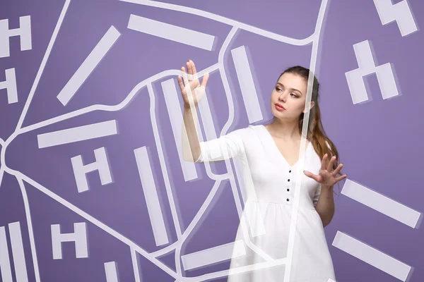 Tecnologia futura, navegação, conceito de localização. Mulher mostrando tela transparente com mapa navegador gps . — Fotografia de Stock