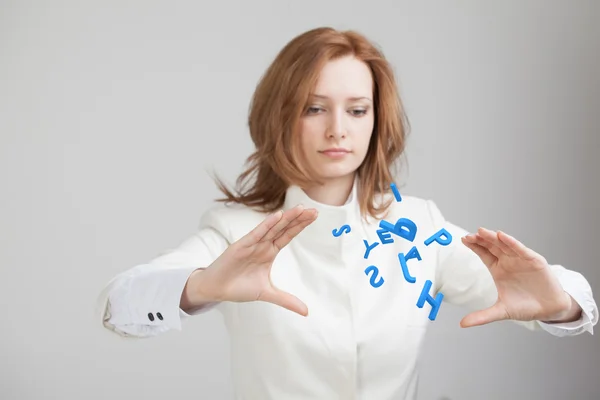 Mujer que trabaja con un conjunto de letras, concepto de escritura . — Foto de Stock