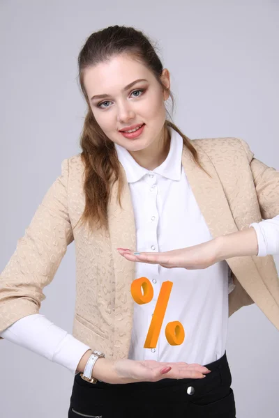 Vrouw weergegeven: symbool van procent. Bankstorting of verkoop concept. — Stockfoto