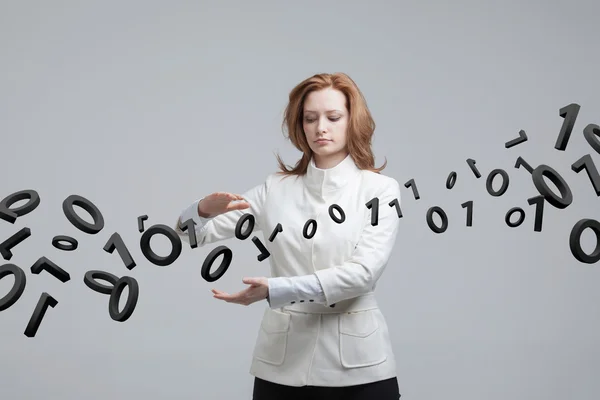 Bináris kóddal, a digitális technológia fogalmát dolgozó nő. — Stock Fotó