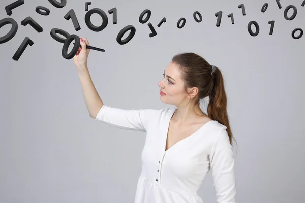 Kobieta pracuje z kodu binarnego, koncepcja technologii cyfrowych. — Zdjęcie stockowe