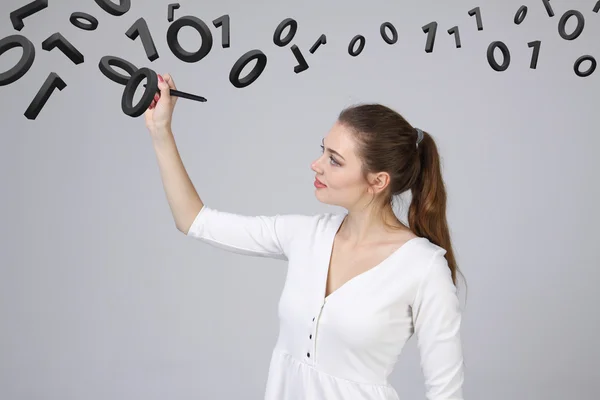 Femme travaillant avec le code binaire, concept de technologie numérique . — Photo