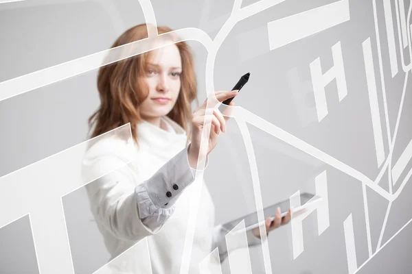 Tecnología del futuro, navegación, concepto de ubicación. Mujer mostrando pantalla transparente con mapa de navegador gps . — Foto de Stock