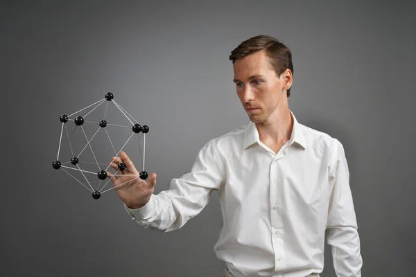 Homme scientifique travaillant avec un modèle de molécule ou de réseau cristallin . — Photo
