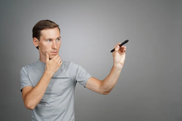 Man schrijven iets met marker op glas-bord. — Stockfoto