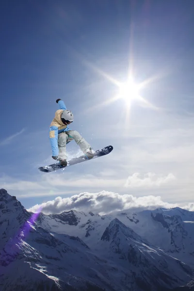 Snowboarder saltando sobre montañas. Deporte extremo . — Foto de Stock