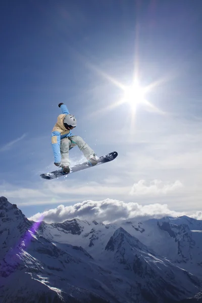 Snowboarder άλμα στα βουνά. Εξτριμ σπορ. — Φωτογραφία Αρχείου