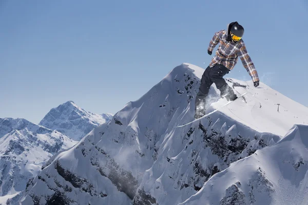 Lumilautailija hyppii vuorilla. Äärimmäinen urheilu . — kuvapankkivalokuva