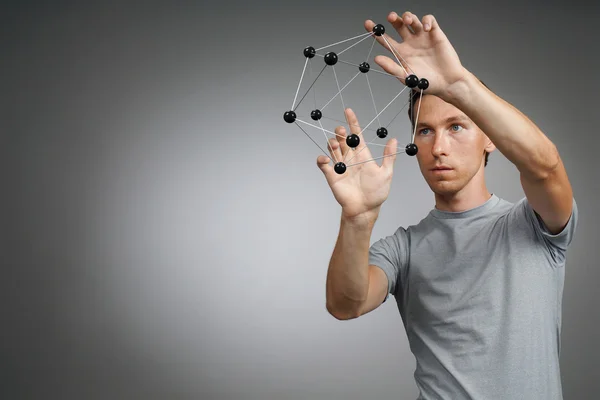Επιστήμονας ο άνθρωπος εργάζεται με το μοντέλο του μορίου ή το δικτυωτό πλέγμα κρυστάλλου. — Φωτογραφία Αρχείου