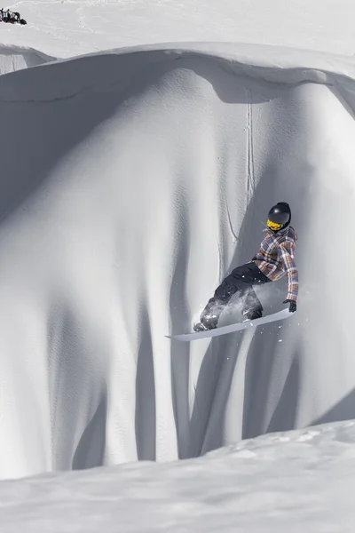 Snowboarder jumping on mountains. Extreme sport. — Stock Photo, Image