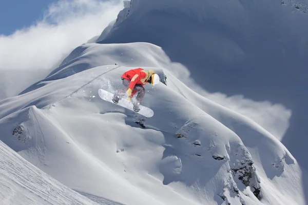 Snowboarder saltando sobre montañas. Deporte extremo . — Foto de Stock