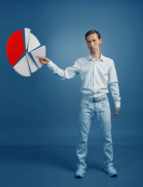 파란 배경에 원형 차트를 사용 하는 흰 셔츠에 남자. — 스톡 사진