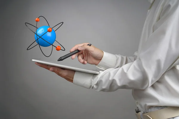 원자 모델, 연구 개념으로 태블릿 Pc를 들고 남자 과학자 — 스톡 사진