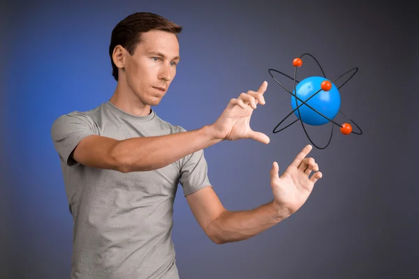 Hombre científico con modelo atómico, concepto de investigación — Foto de Stock