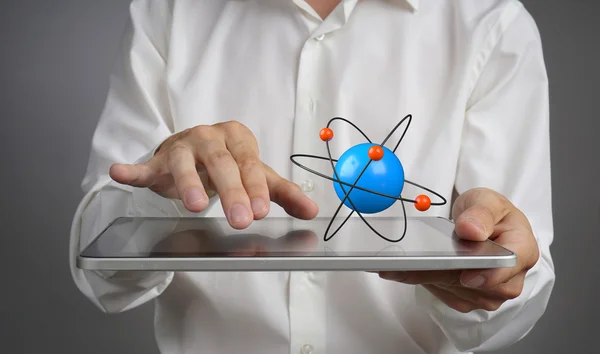 Bir tablet Pc atom modeli, araştırma kavramı ile tutan adam bilim adamı — Stok fotoğraf