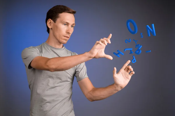 Hombre trabajando con un conjunto de letras, concepto de escritura . — Foto de Stock