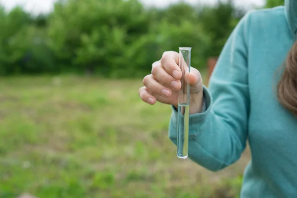 Wasserreinheitstest, Flüssigkeit in Laborgläsern — Stockfoto