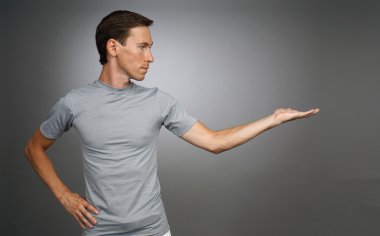 Avucunda bir şey tutan bir adam..