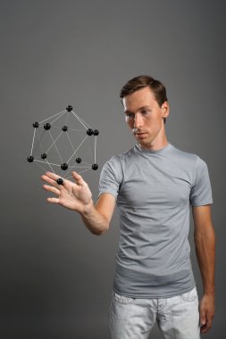 Adam bilim adamı molekül veya kristal kafes modeli ile çalışma.