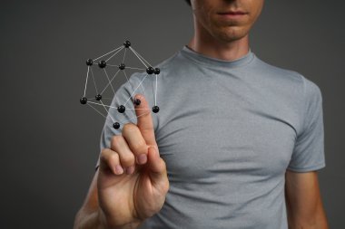 Adam bilim adamı molekül veya kristal kafes modeli ile çalışma.