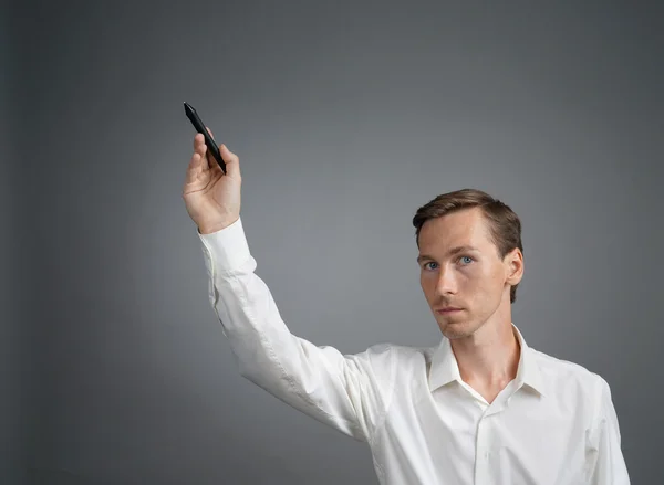 Mann schreibt etwas mit Filzstift auf Glasplatte. — Stockfoto