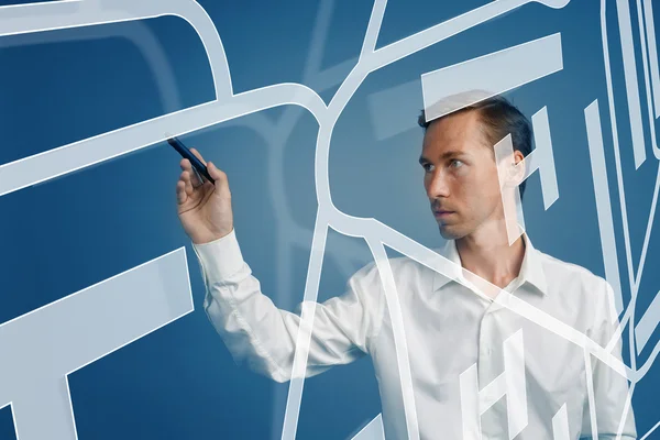 Tecnología del futuro, navegación, concepto de ubicación. Hombre mostrando pantalla transparente con mapa de navegador gps . — Foto de Stock