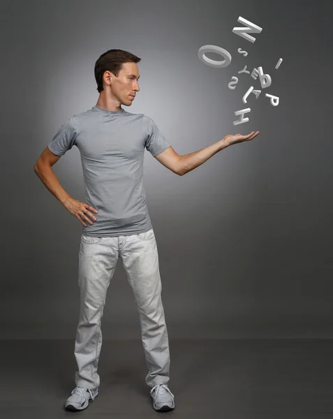 Hombre trabajando con un conjunto de letras, concepto de escritura . — Foto de Stock