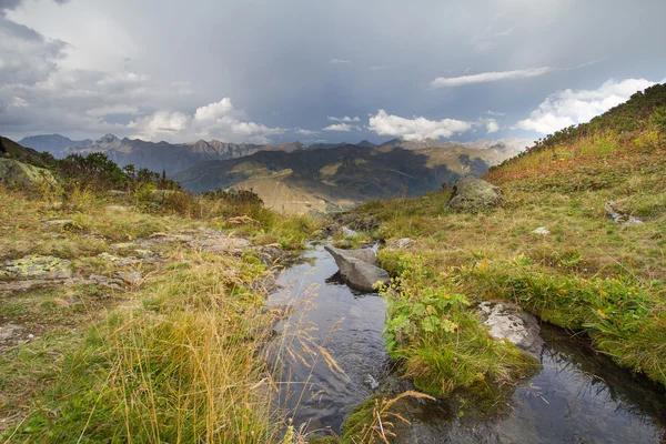 Lac de montagne en Abkhazie. Pays du Caucase . — Photo