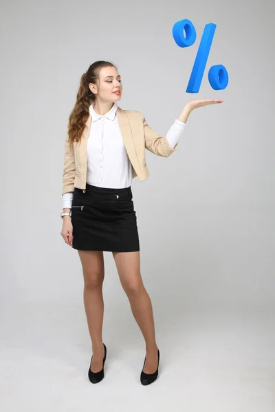 Mujer mostrando el símbolo del porcentaje. Depósito bancario o concepto de venta . —  Fotos de Stock