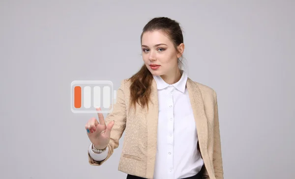 Ung affärskvinna och batteri nivå ikon — Stockfoto