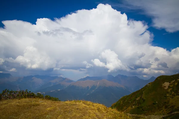 Paisaje montañoso de verano con nube cúmulo — Foto de Stock