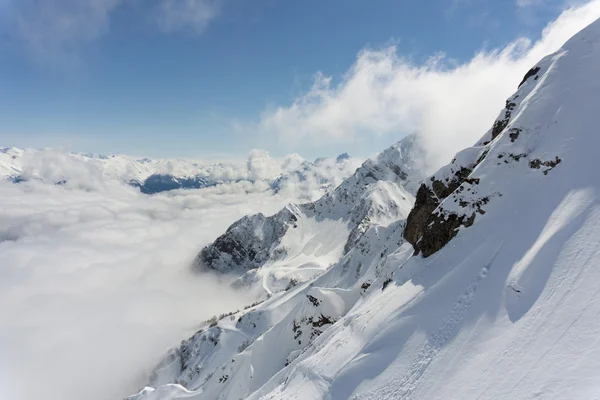 Invierno paisaje de montaña y cielo nublado . —  Fotos de Stock