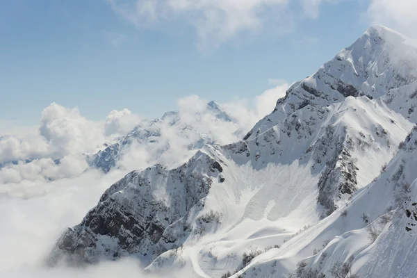 Vinter bergslandskap och mulen himmel. — Stockfoto