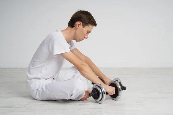 Man sitting on the floor with dumbbells. Resting time. — Stock Photo, Image