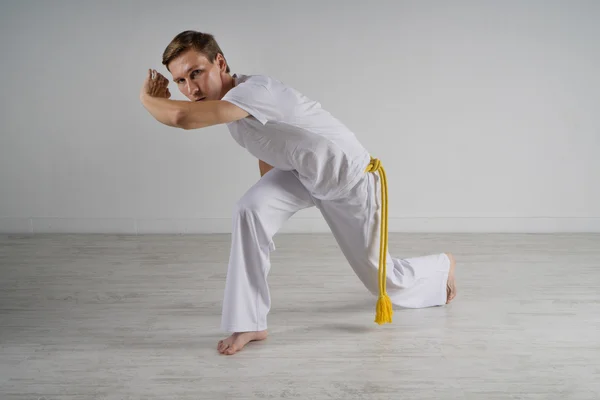 Člověk praktikující Capoeira-brazilské bojové umění. — Stock fotografie