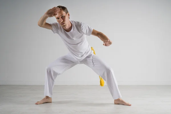 Člověk praktikující Capoeira-brazilské bojové umění. — Stock fotografie