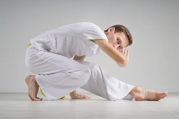 Člověk praktikující Capoeira-brazilské bojové umění. — Stock fotografie