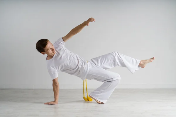 Człowiek, ćwiczyć Capoeira Brazylijska sztuka walki. — Zdjęcie stockowe