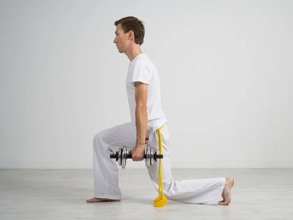 Jovem fazendo exercício com halteres . — Fotografia de Stock