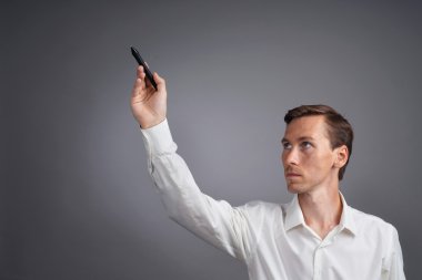 Adam bir şey cam tahtada marker ile yazma.