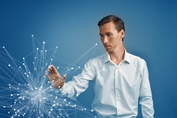 Hombre trabajando con puntos vinculados. Concepto de conexión inalámbrica . — Foto de Stock