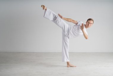 Adam bir tekme performans spor giyim.