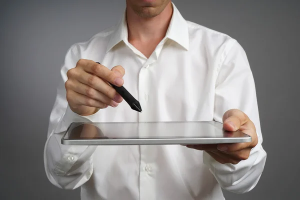 Hombre trabajando en Tablet con Stylus — Foto de Stock