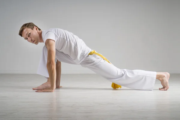Νεαρός άνδρας κάνει ασκήσεις stretching — Φωτογραφία Αρχείου