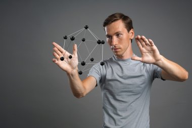 Adam bilim adamı molekül veya kristal kafes modeli ile çalışma.