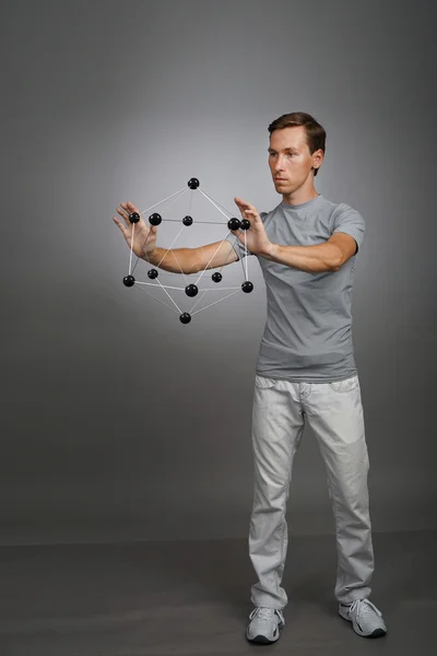 Uomo scienziato che lavora con il modello di molecola o reticolo cristallino . — Foto Stock