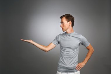 Avucunda bir şey tutan bir adam..