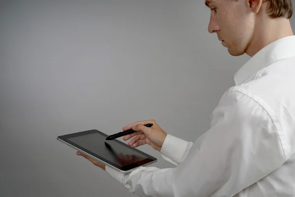 Mann arbeitet an Tablet mit Stift — Stockfoto