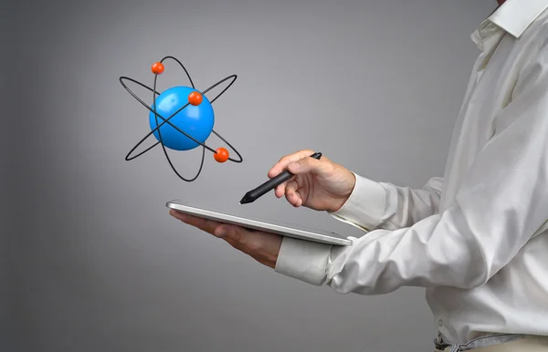 Uomo scienziato in possesso di un tablet PC con modello atomico, concetto di ricerca — Foto Stock
