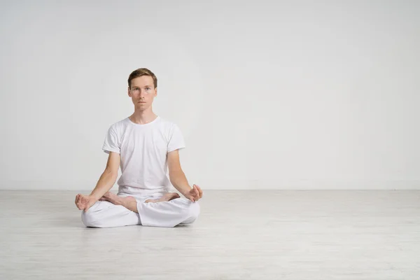 Joven meditando en posición de Loto en el suelo — Foto de Stock